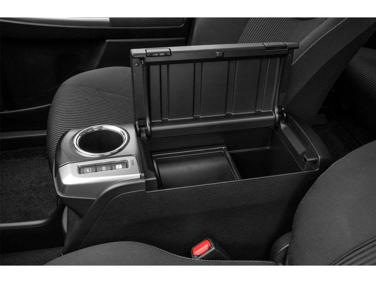 2018 Toyota Prius v Base 5dr Wagon Photo