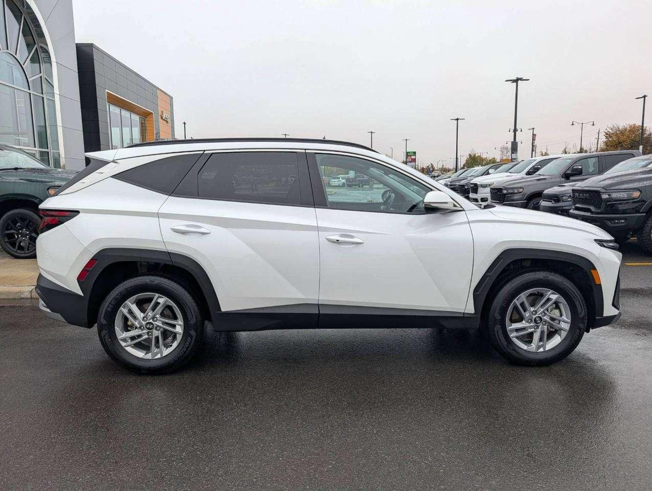 2025 Hyundai Tucson Preferred NO ACCIDENTS Photo2