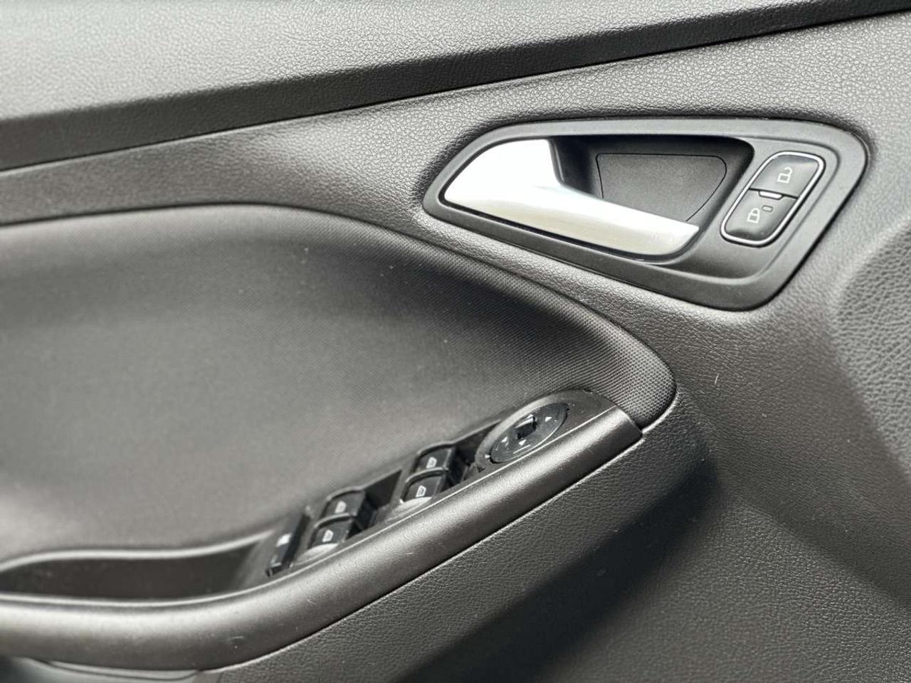 2018 Ford Focus SE Photo