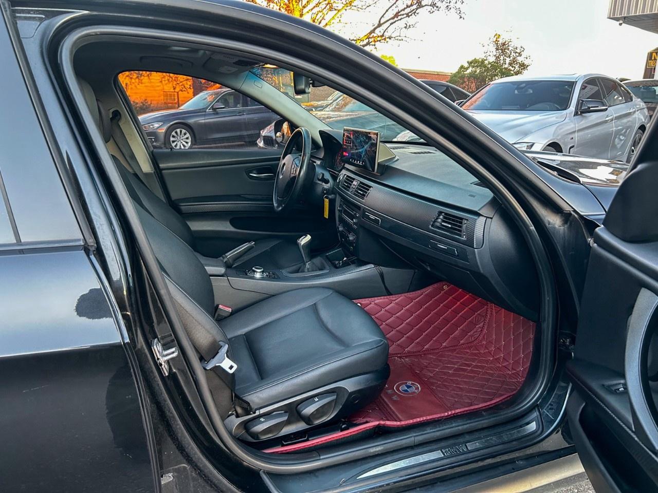 2011 BMW 3 Series 323i / Manual / 12.3inch Display Photo