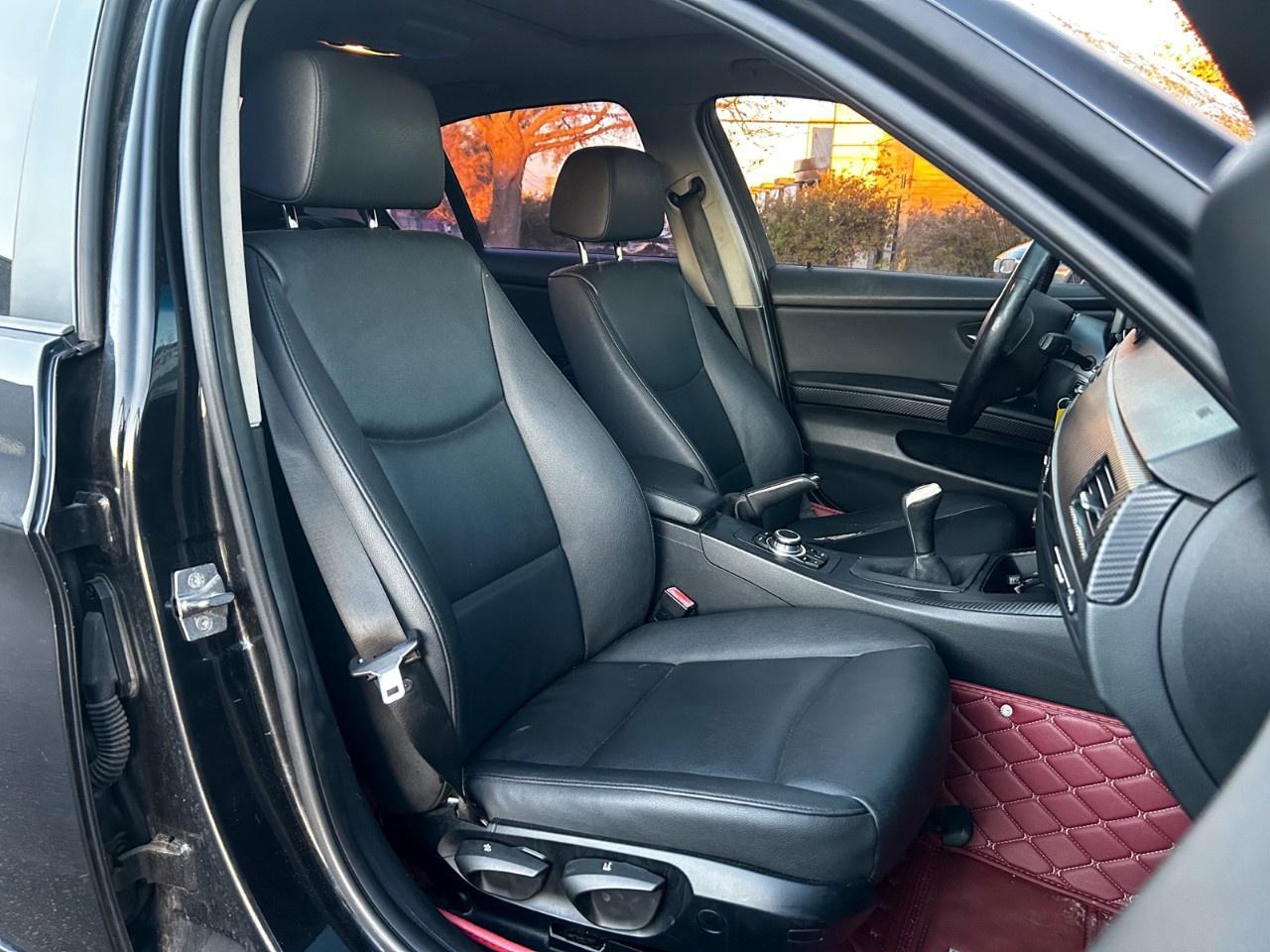 2011 BMW 3 Series 323i / Manual / 12.3inch Display Photo