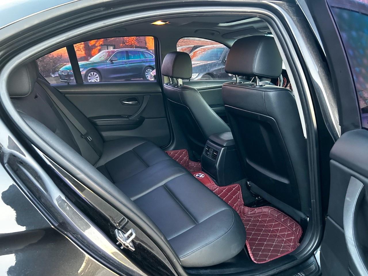 2011 BMW 3 Series 323i / Manual / 12.3inch Display Photo