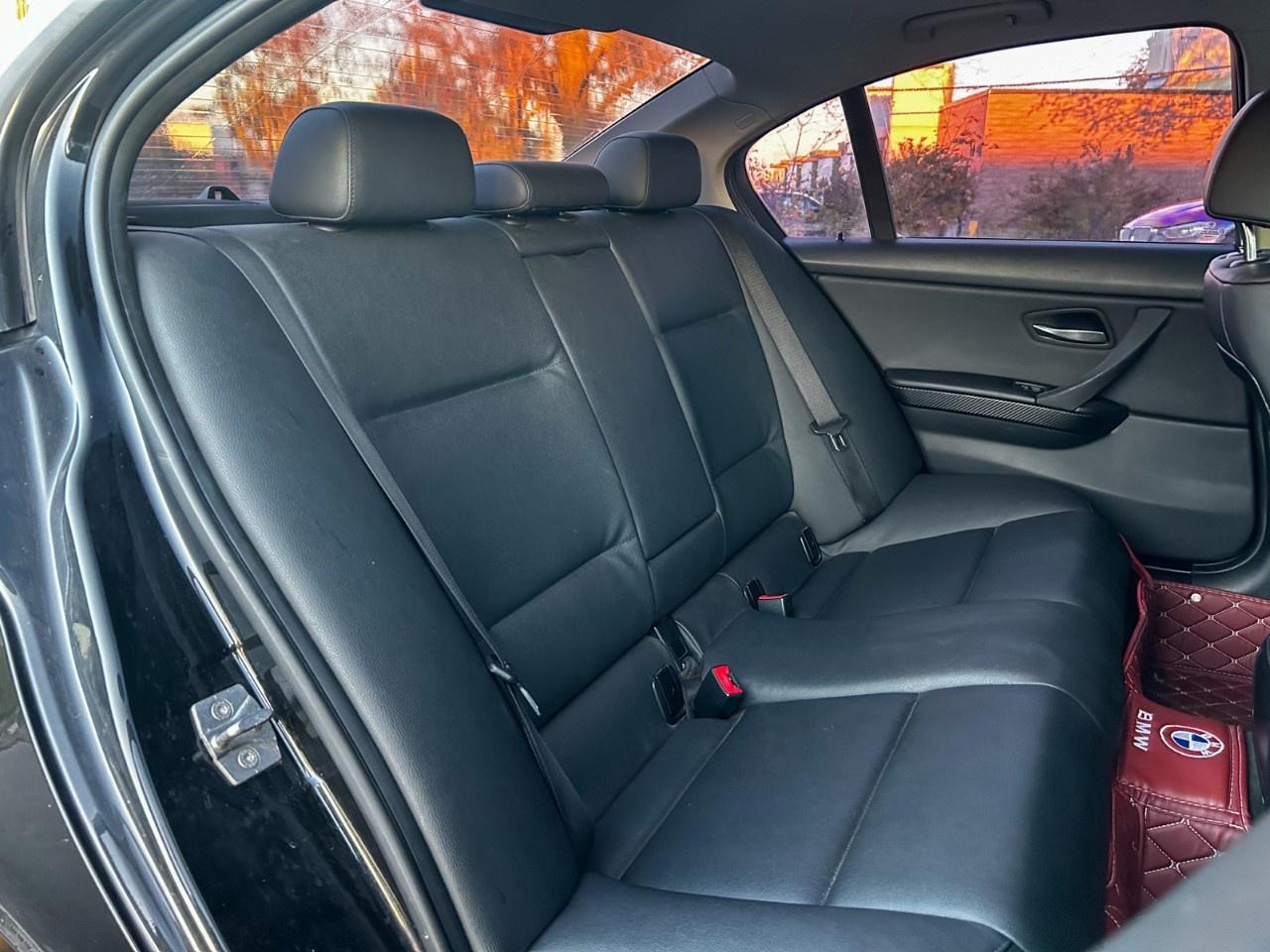 2011 BMW 3 Series 323i / Manual / 12.3inch Display Photo