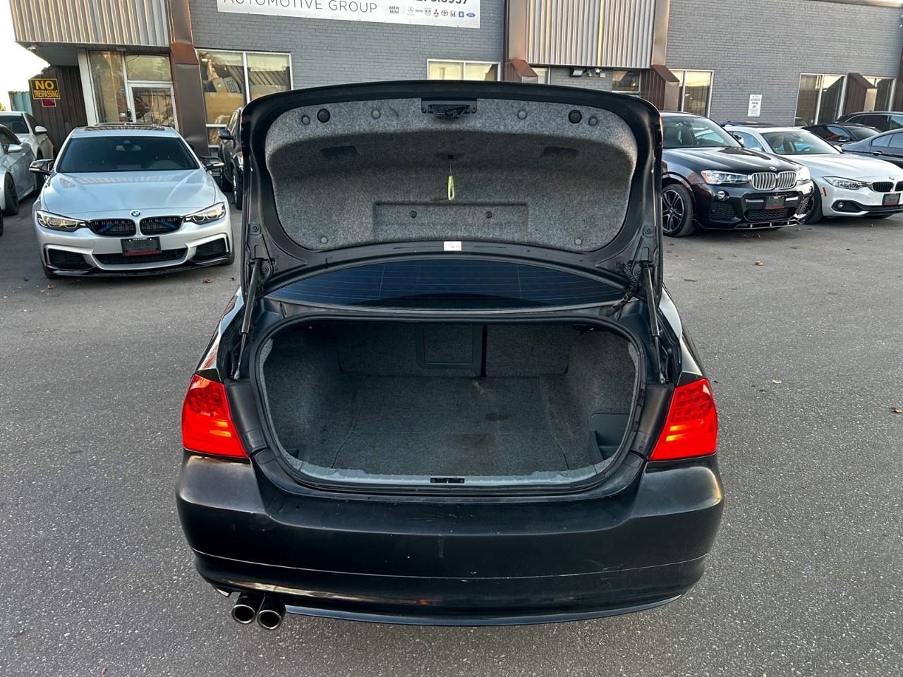 2011 BMW 3 Series 323i / Manual / 12.3inch Display Photo