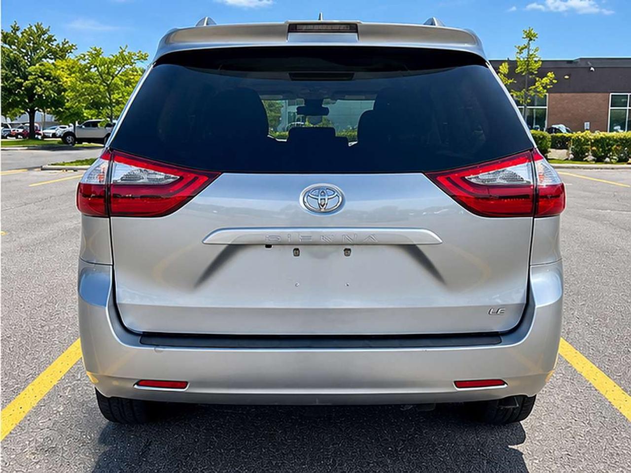 2020 Toyota Sienna LE Photo