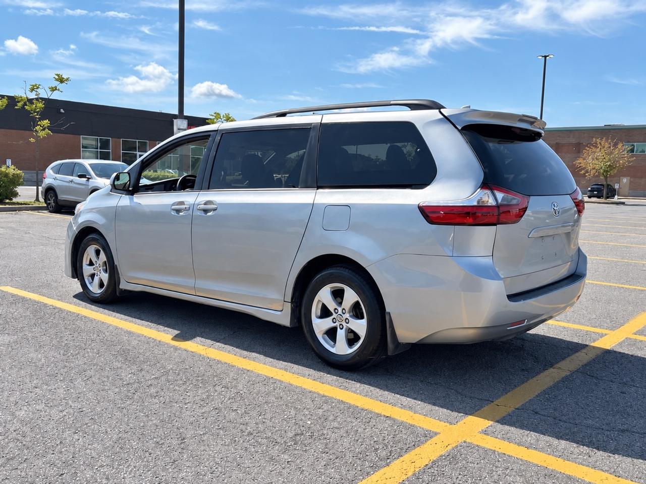 2020 Toyota Sienna LE Photo