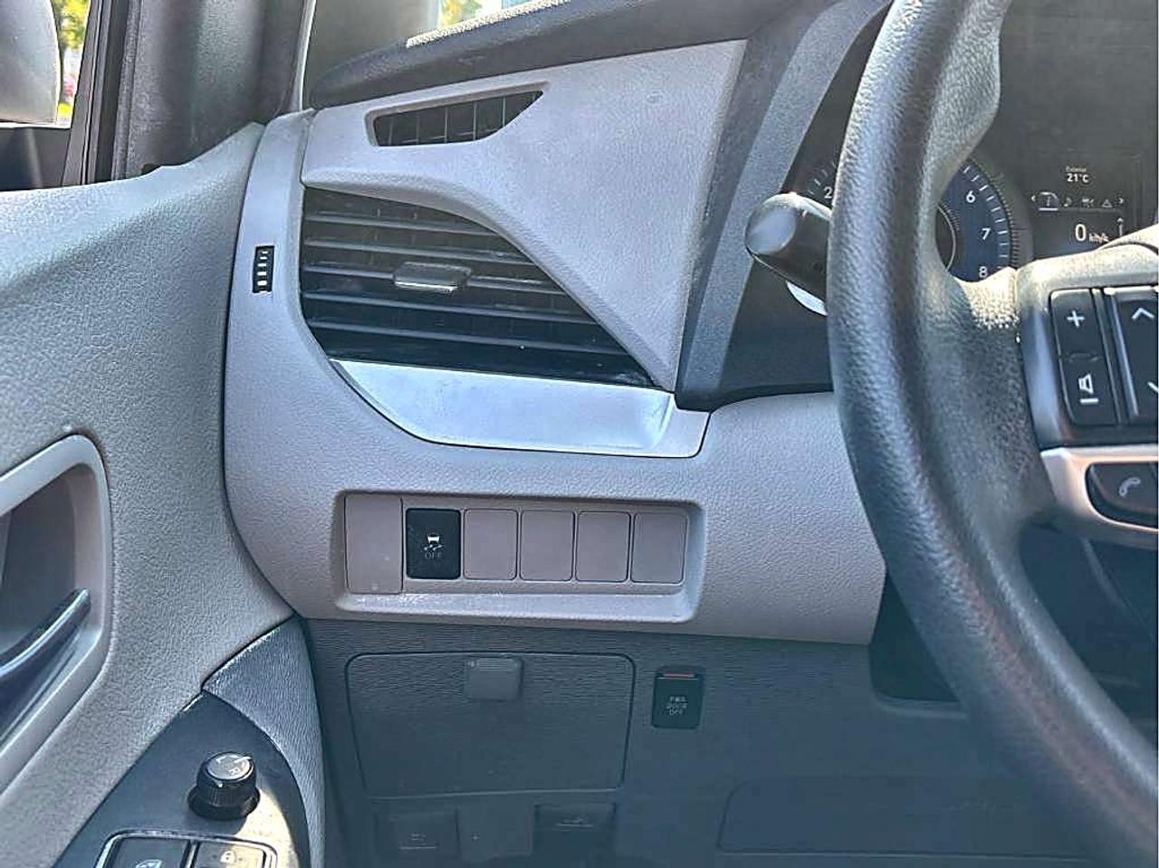 2020 Toyota Sienna LE Photo