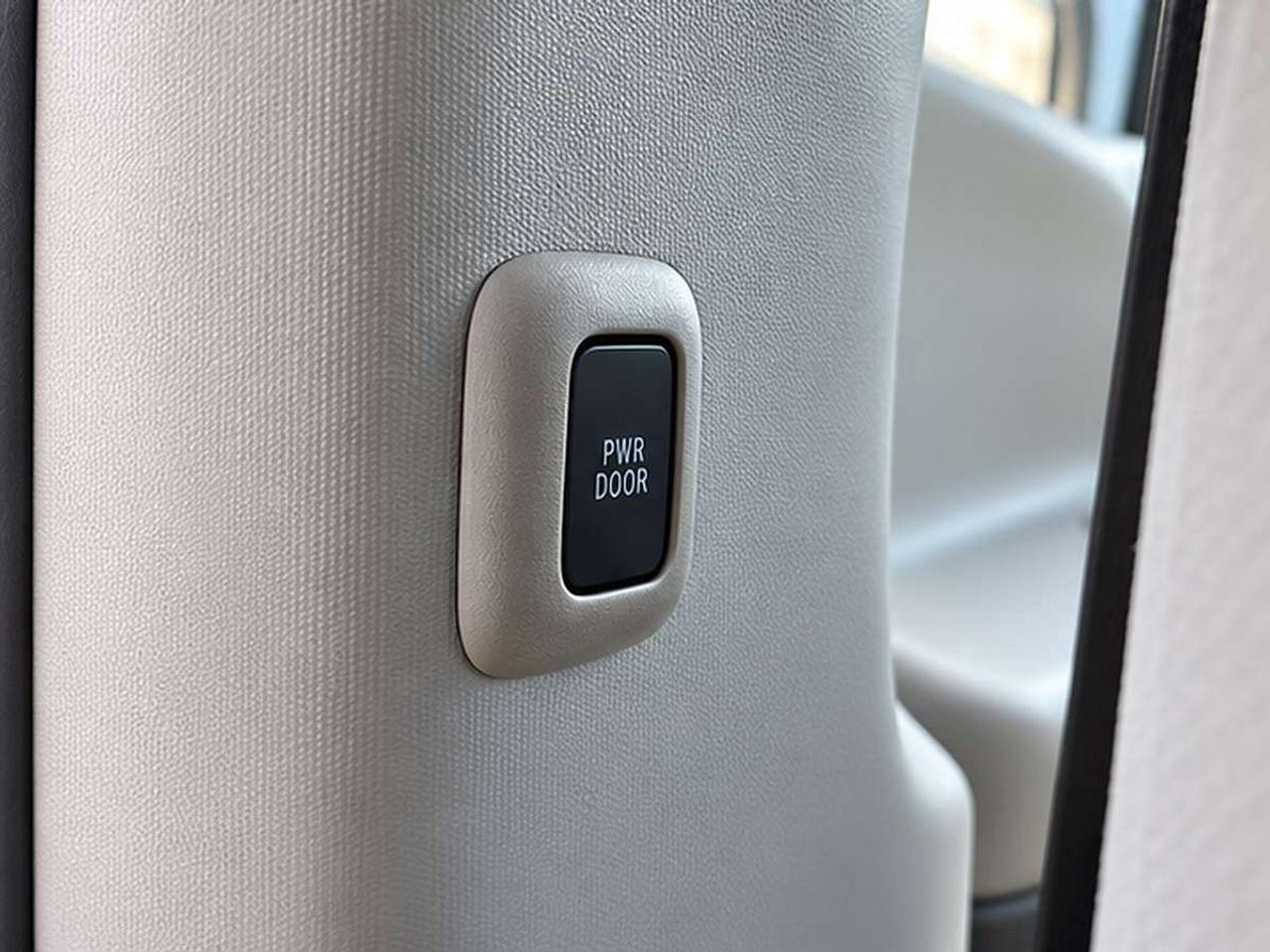 2020 Toyota Sienna LE Photo