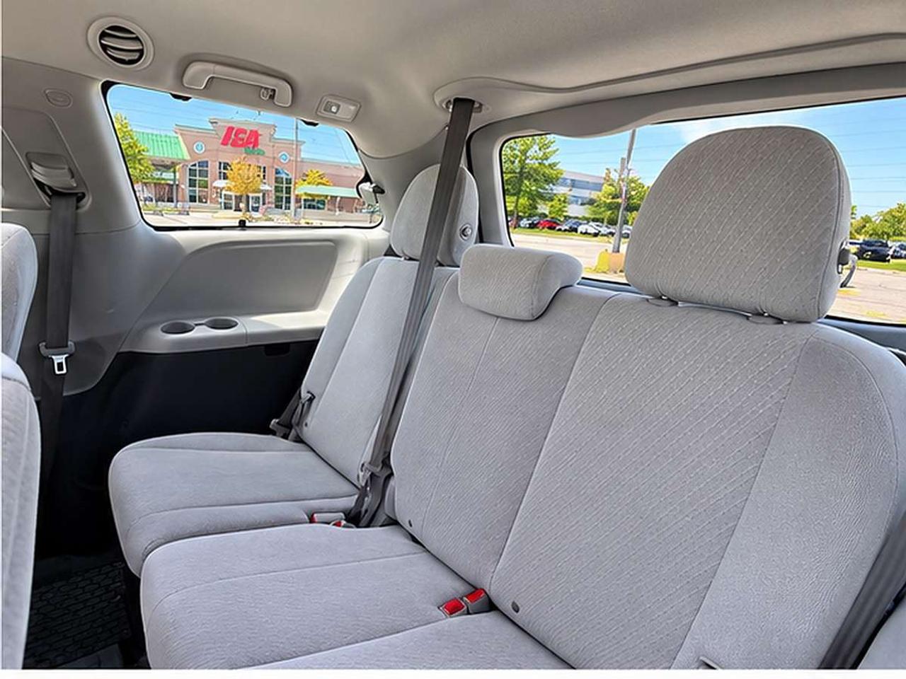 2020 Toyota Sienna LE Photo