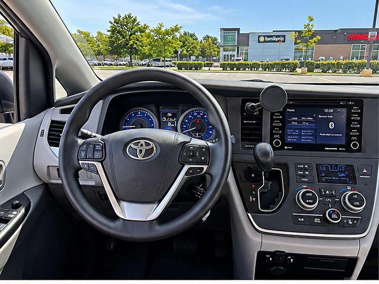 2020 Toyota Sienna LE Photo