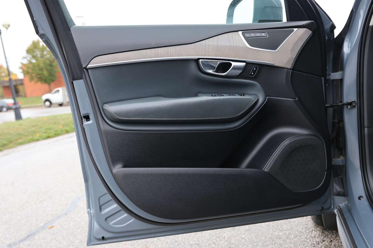 2020 Volvo XC90 T6-AWD-INSCRIPTION-7PASS/360CAM/NAV/ADAPT CRUISE/BLIS/HUD/FCW/LKA/LEATHER/H&C SEATS/CARPLAY/KEYLESS/PANOROOF Photo
