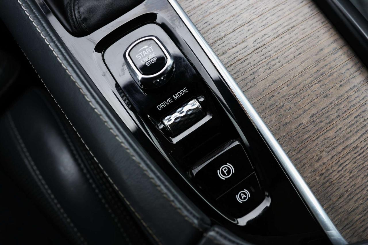 2020 Volvo XC90 T6-AWD-INSCRIPTION-7PASS/360CAM/NAV/ADAPT CRUISE/BLIS/HUD/FCW/LKA/LEATHER/H&C SEATS/CARPLAY/KEYLESS/PANOROOF Photo