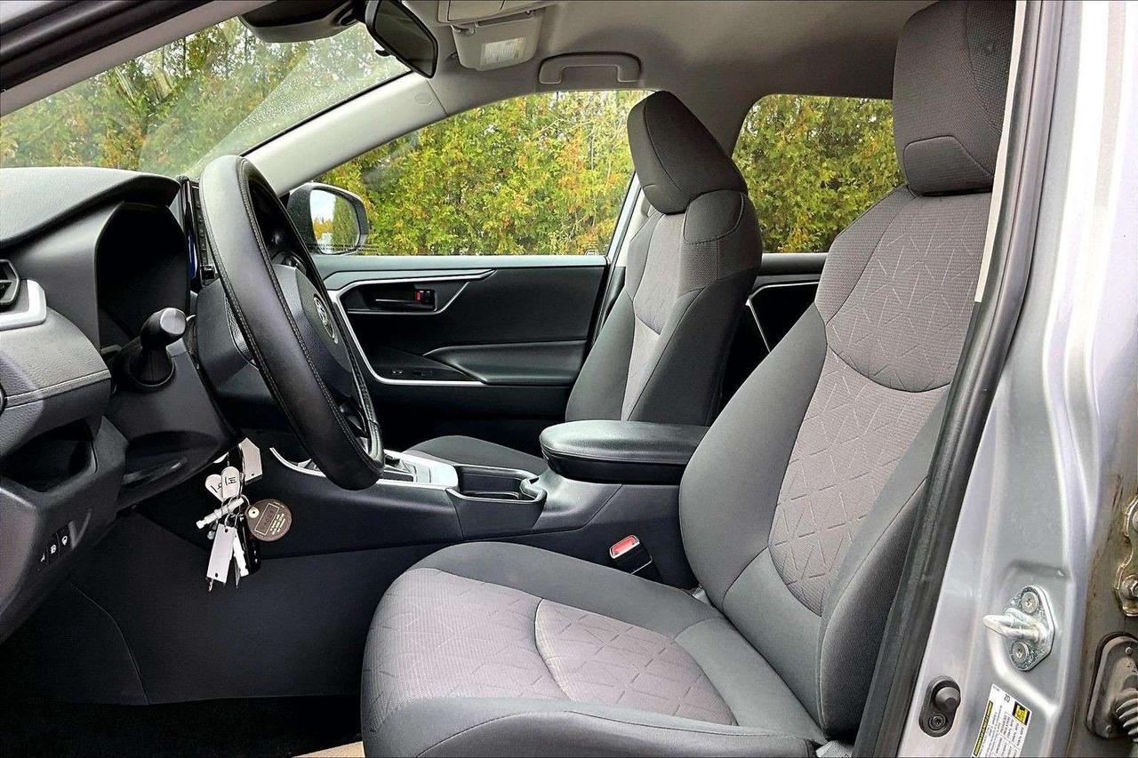 2019 Toyota RAV4 LE Photo