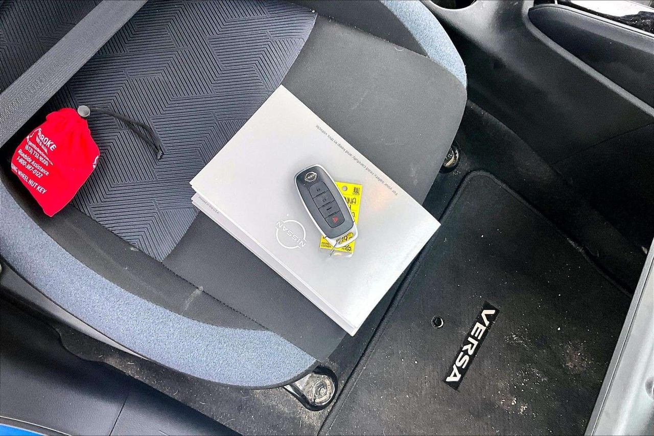 2024 Nissan Versa SC FWD /CARPLAY / BACK UP CAMERA Photo
