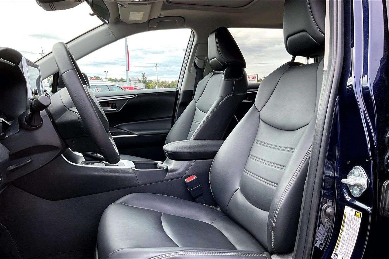 2024 Toyota RAV4 XLE PREMIUM / LEATHER / AWD / 1 OWNER Photo