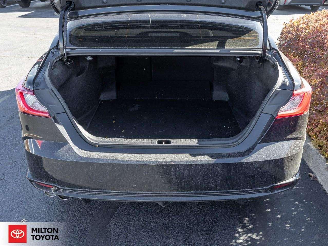 2025 Toyota Camry HYBRID LEATHER SEATING SUNROOF VENTILATED SEATS JBL SOUND WIRELESS CARPLAY ONE OWNER TCUV XLE Photo