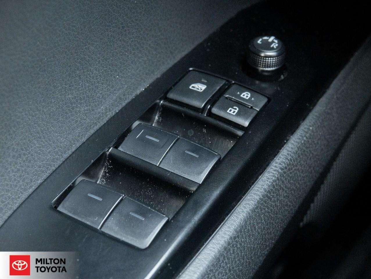 2025 Toyota Camry HYBRID LEATHER SEATING SUNROOF VENTILATED SEATS JBL SOUND WIRELESS CARPLAY ONE OWNER TCUV XLE Photo