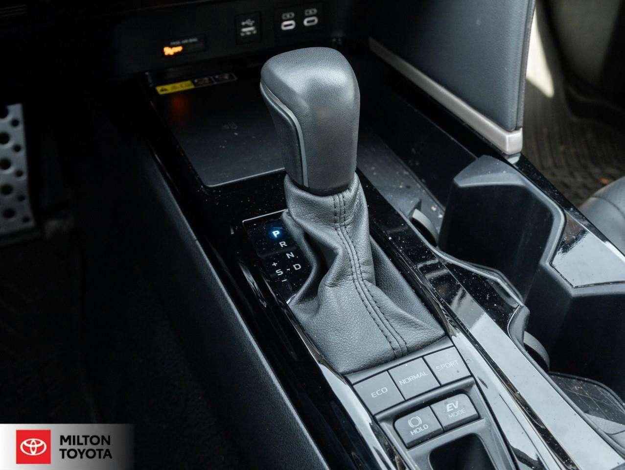 2025 Toyota Camry HYBRID LEATHER SEATING SUNROOF VENTILATED SEATS JBL SOUND WIRELESS CARPLAY ONE OWNER TCUV XLE Photo