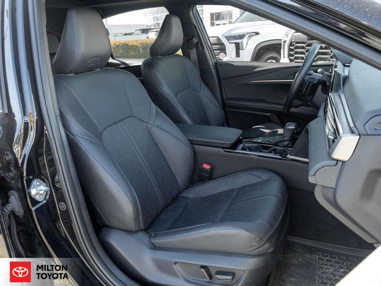 2025 Toyota Camry HYBRID LEATHER SEATING SUNROOF VENTILATED SEATS JBL SOUND WIRELESS CARPLAY ONE OWNER TCUV XLE Photo