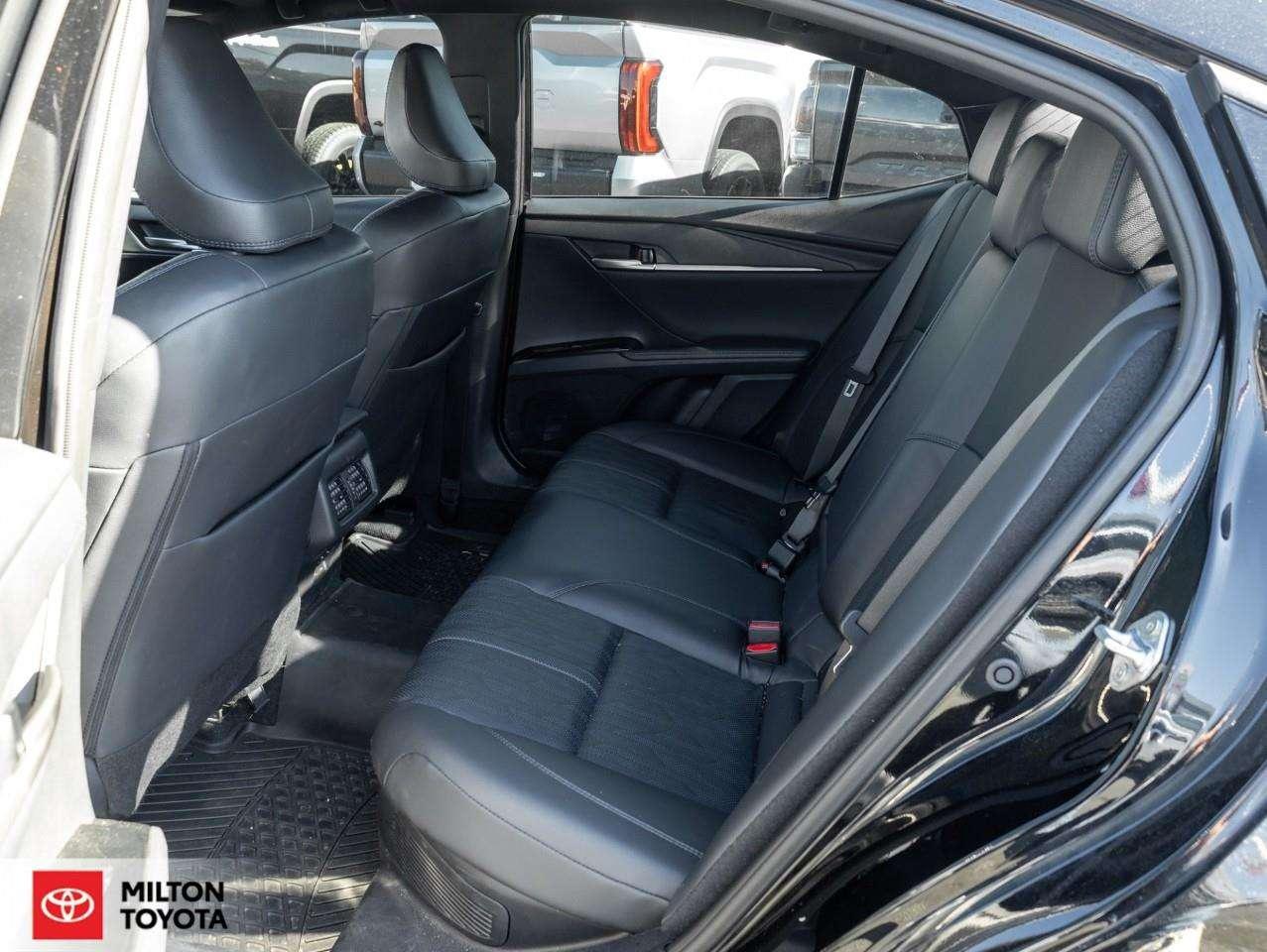 2025 Toyota Camry HYBRID LEATHER SEATING SUNROOF VENTILATED SEATS JBL SOUND WIRELESS CARPLAY ONE OWNER TCUV XLE Photo