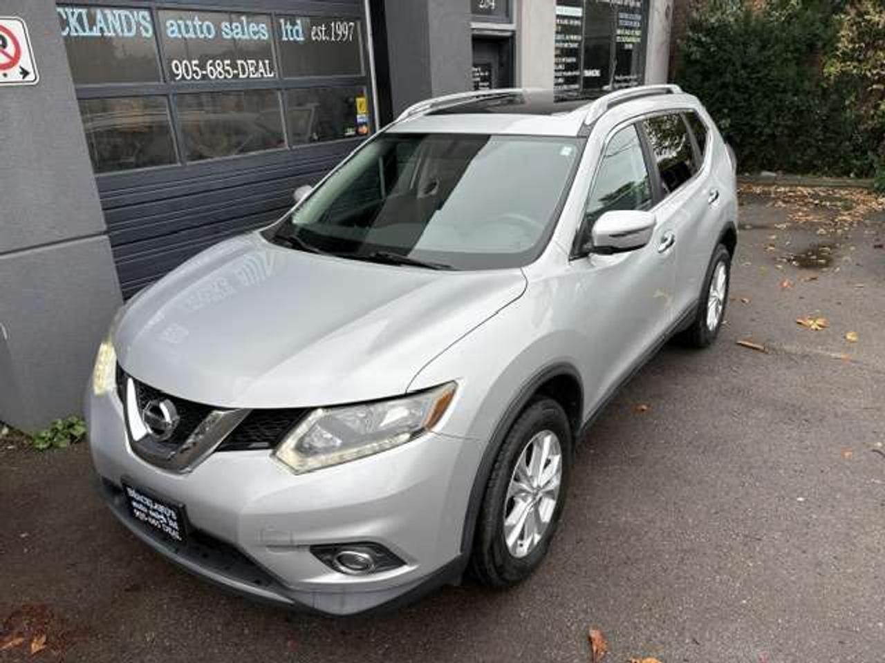 2016 Nissan Rogue SV, PANO ROOF, REVERSE CAMERA, HEATED SEATS!! Photo