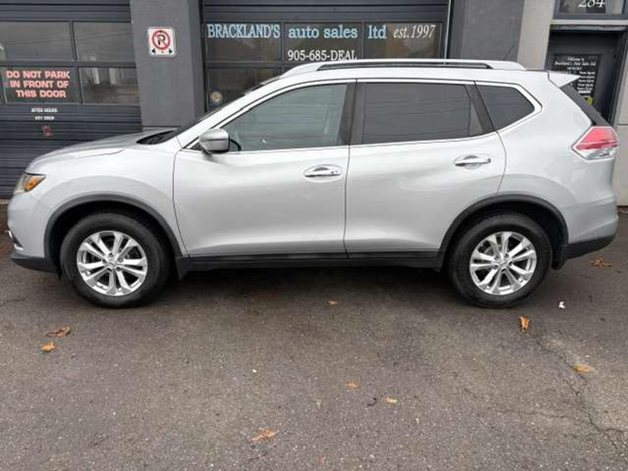 2016 Nissan Rogue SV, PANO ROOF, REVERSE CAMERA, HEATED SEATS!! Photo