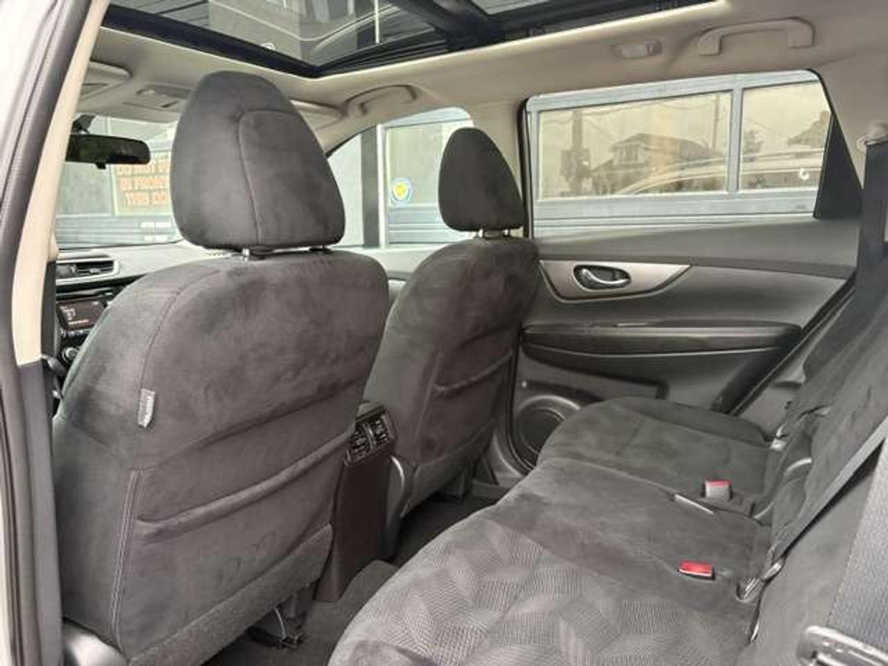 2016 Nissan Rogue SV, PANO ROOF, REVERSE CAMERA, HEATED SEATS!! Photo