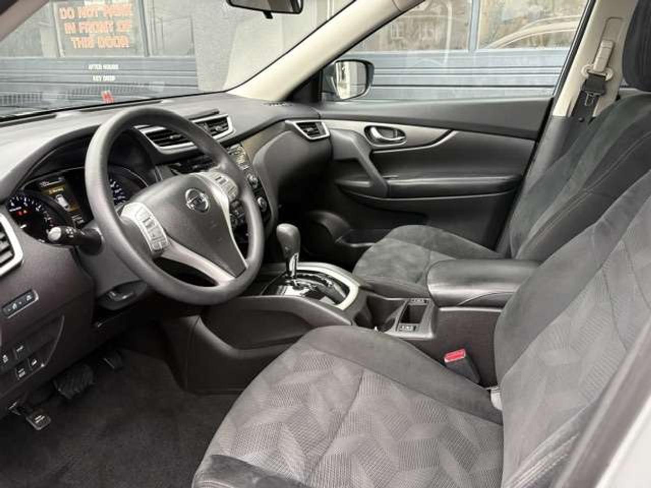 2016 Nissan Rogue SV, PANO ROOF, REVERSE CAMERA, HEATED SEATS!! Photo