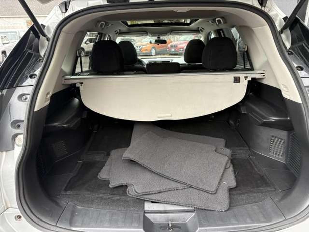 2016 Nissan Rogue SV, PANO ROOF, REVERSE CAMERA, HEATED SEATS!! Photo