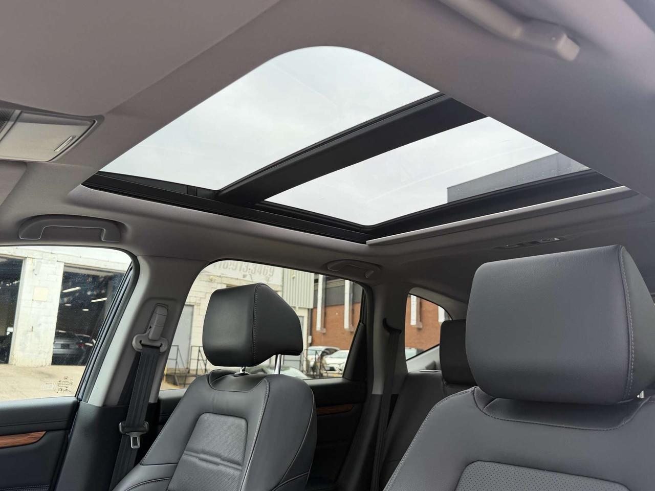 2019 Honda CR-V Touring ~ PANO ROOF ~ LEATHER ~ NO ACCIDENTS Photo
