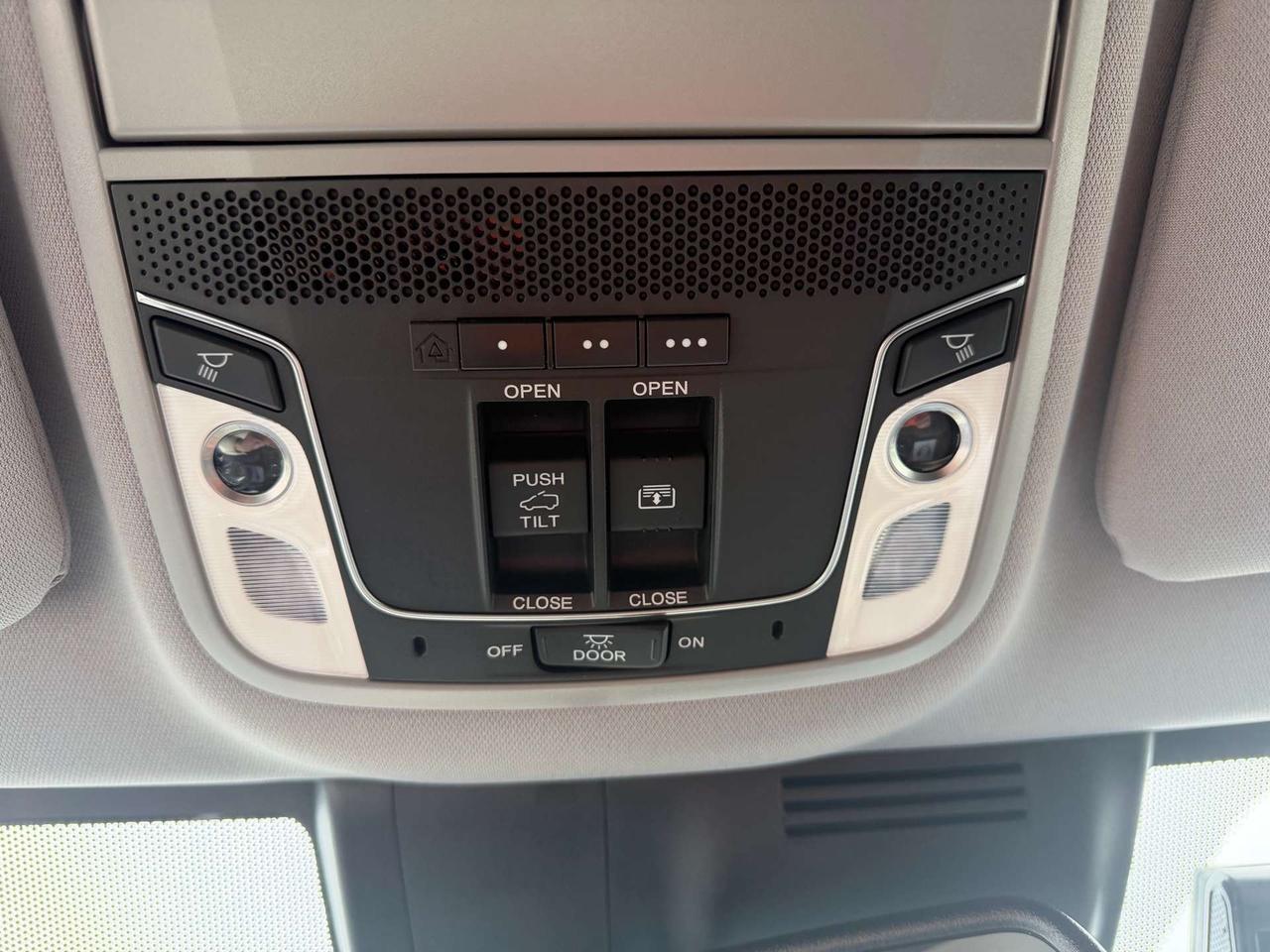 2019 Honda CR-V Touring ~ PANO ROOF ~ LEATHER ~ NO ACCIDENTS Photo