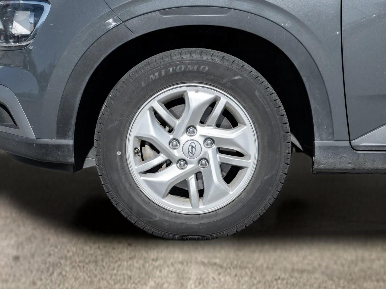2025 Hyundai Venue Preferred IVT Photo3