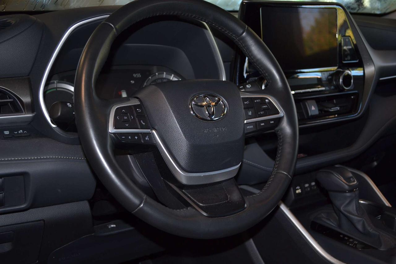 2025 Toyota Highlander XLE Photo3