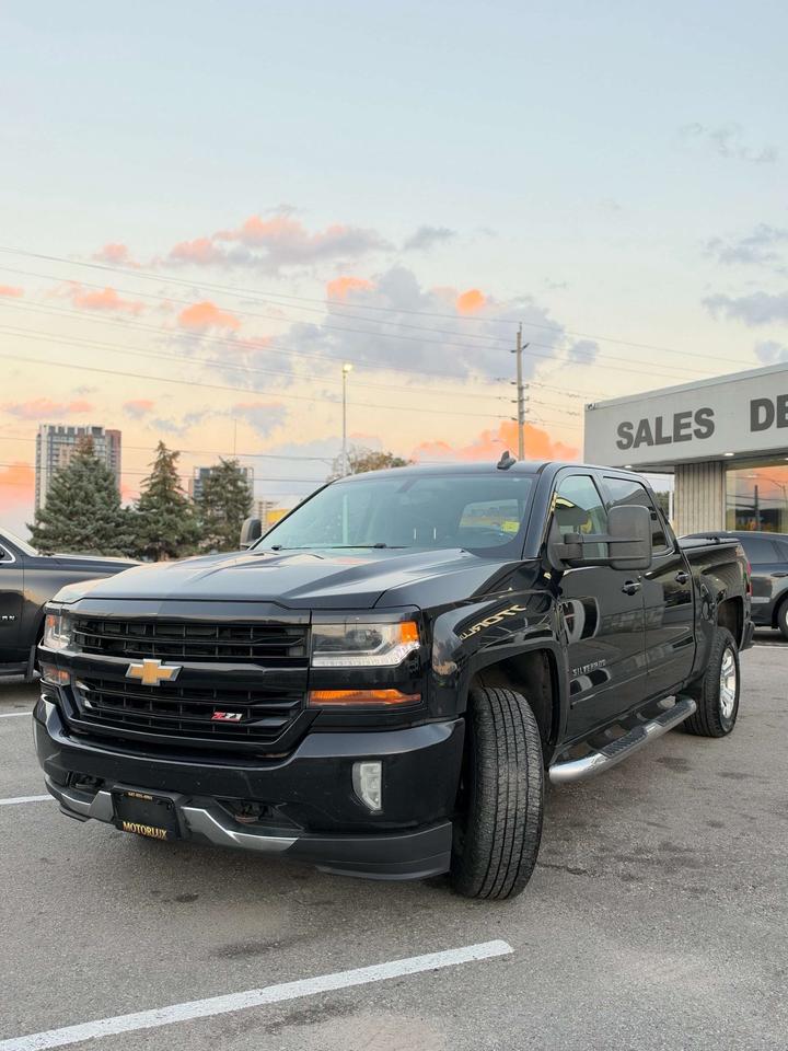 2017 Chevrolet Silverado 1500 4WD Crew Cab  LT w/2LT Photo3