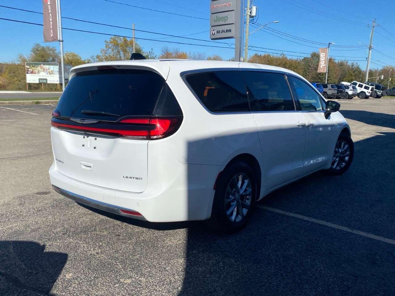 2026 Chrysler Pacifica Limited FWD Photo4