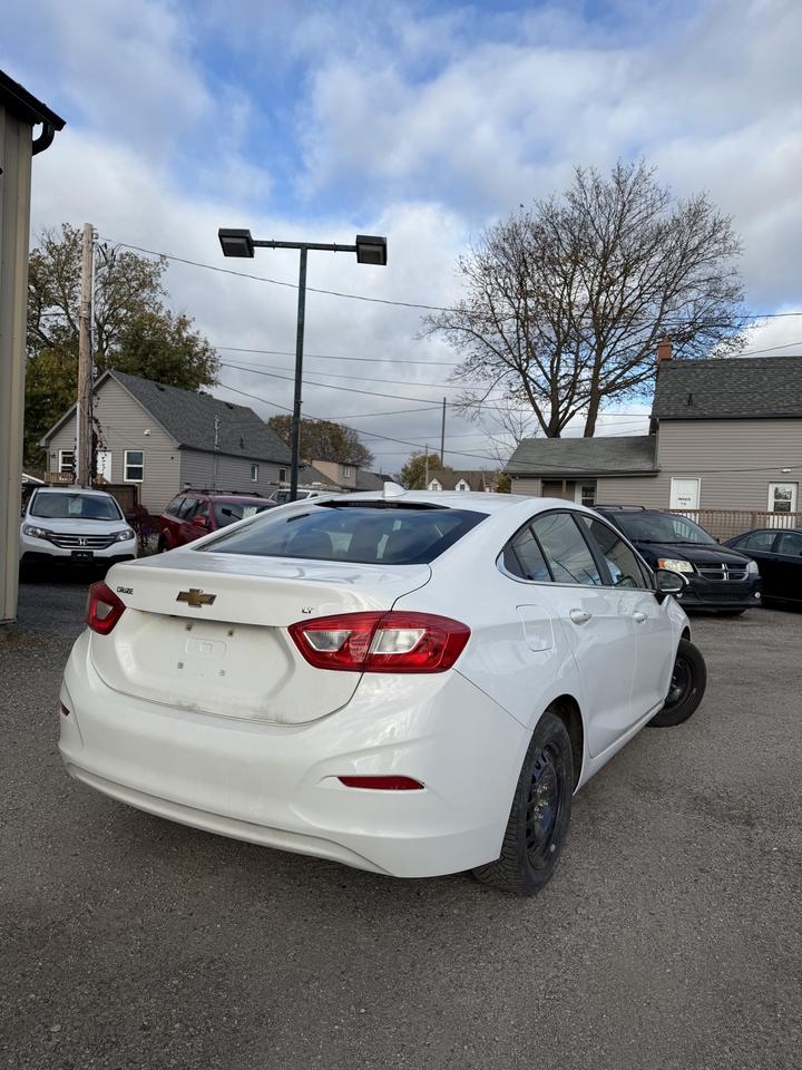 2017 Chevrolet Cruze LT Photo