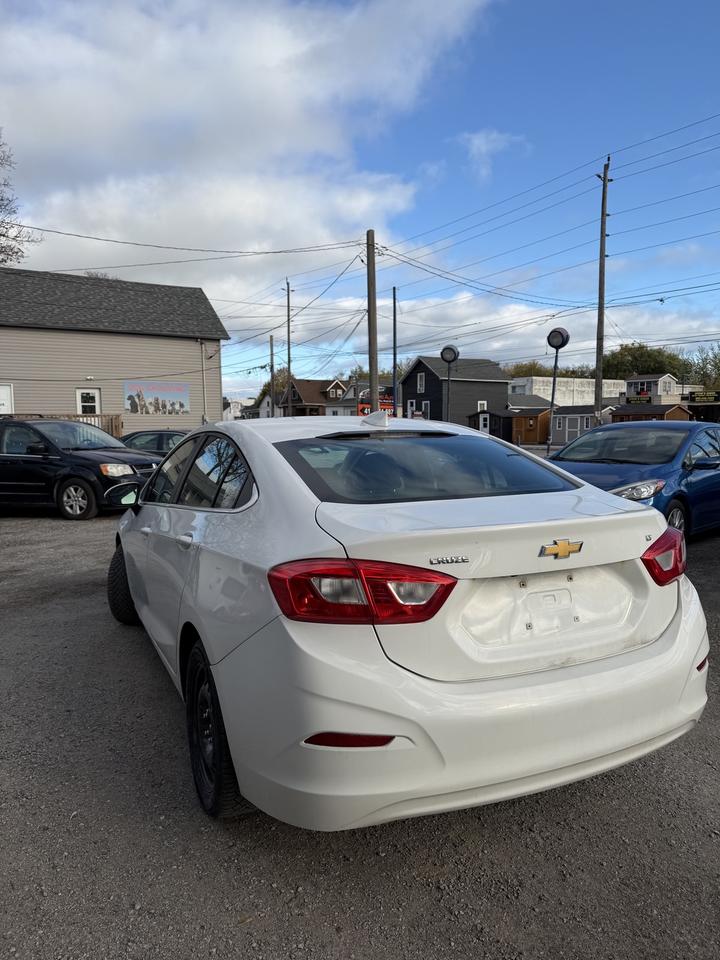 2017 Chevrolet Cruze LT Photo