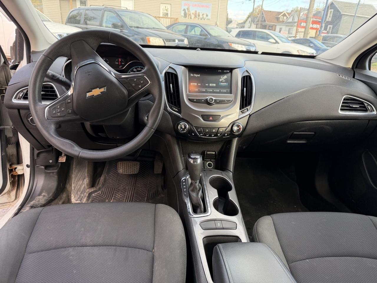 2017 Chevrolet Cruze LT Photo