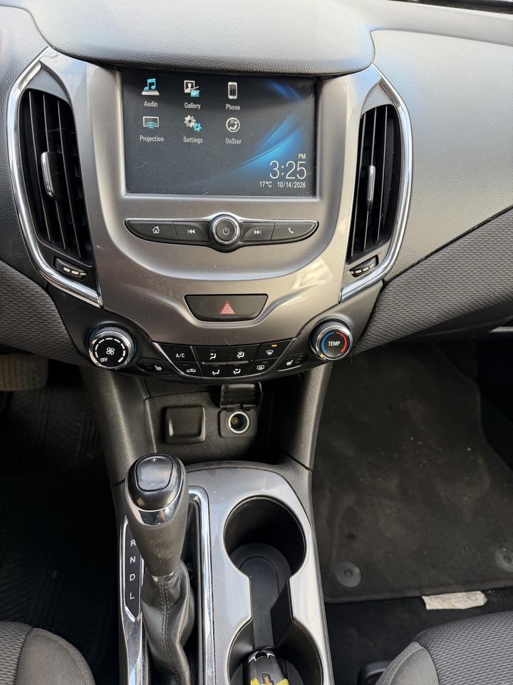 2017 Chevrolet Cruze LT Photo