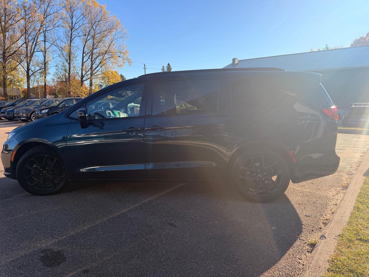 2025 Chrysler Pacifica Limited Front-Wheel Drive Passenger Van Photo