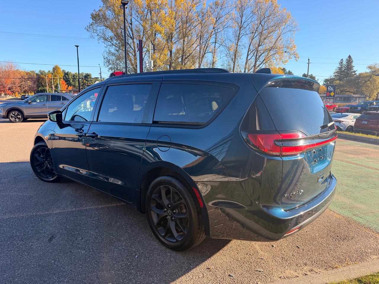 2025 Chrysler Pacifica Limited Front-Wheel Drive Passenger Van Photo