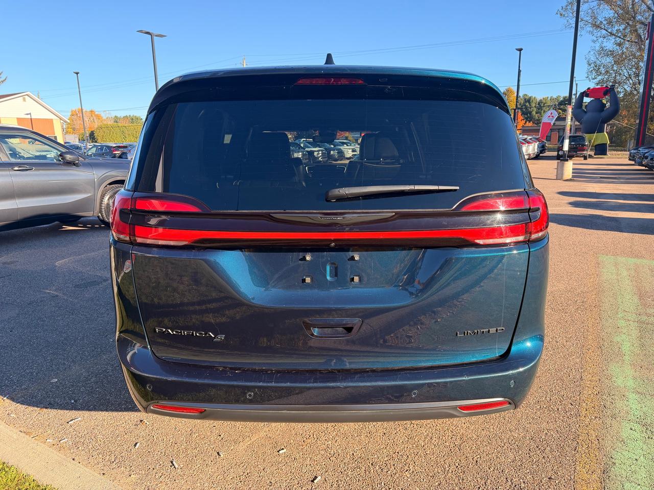 2025 Chrysler Pacifica Limited Front-Wheel Drive Passenger Van Photo