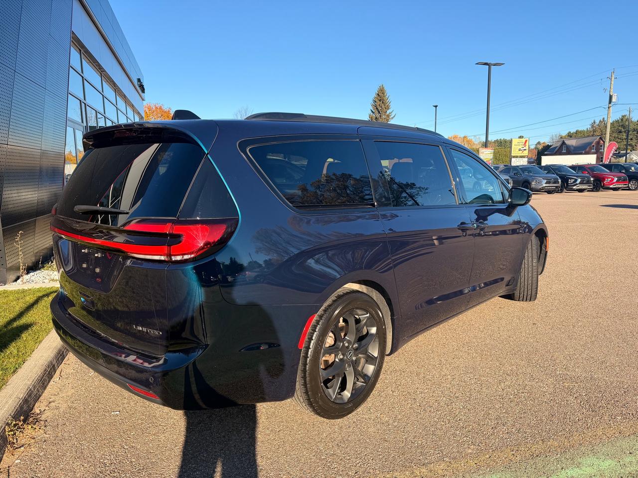 2025 Chrysler Pacifica Limited Front-Wheel Drive Passenger Van Photo