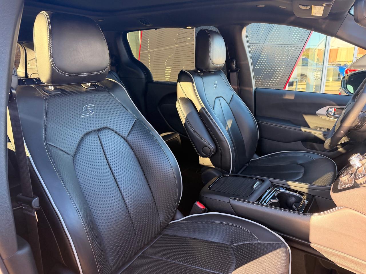 2025 Chrysler Pacifica Limited Front-Wheel Drive Passenger Van Photo