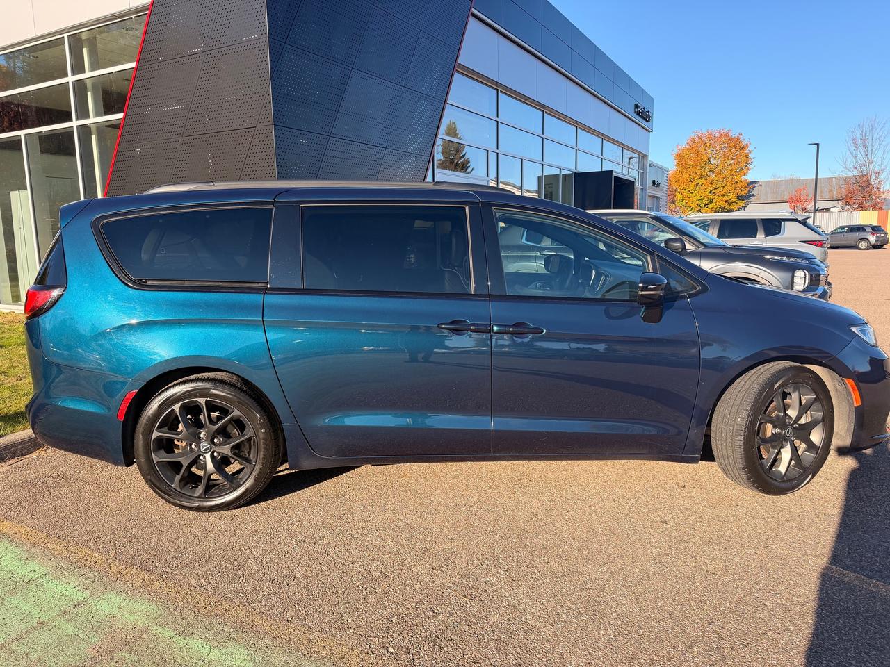 2025 Chrysler Pacifica Limited Front-Wheel Drive Passenger Van Photo