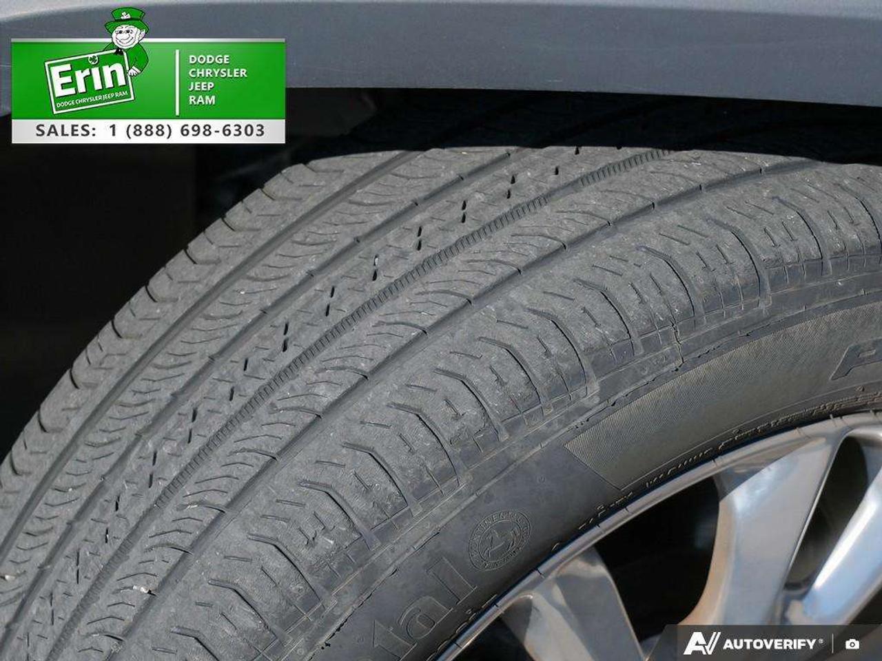 2015 Jeep Cherokee LIMITED 4X4 CLEAN CARFAX PANO ROOF  4 NEW TIRES Photo