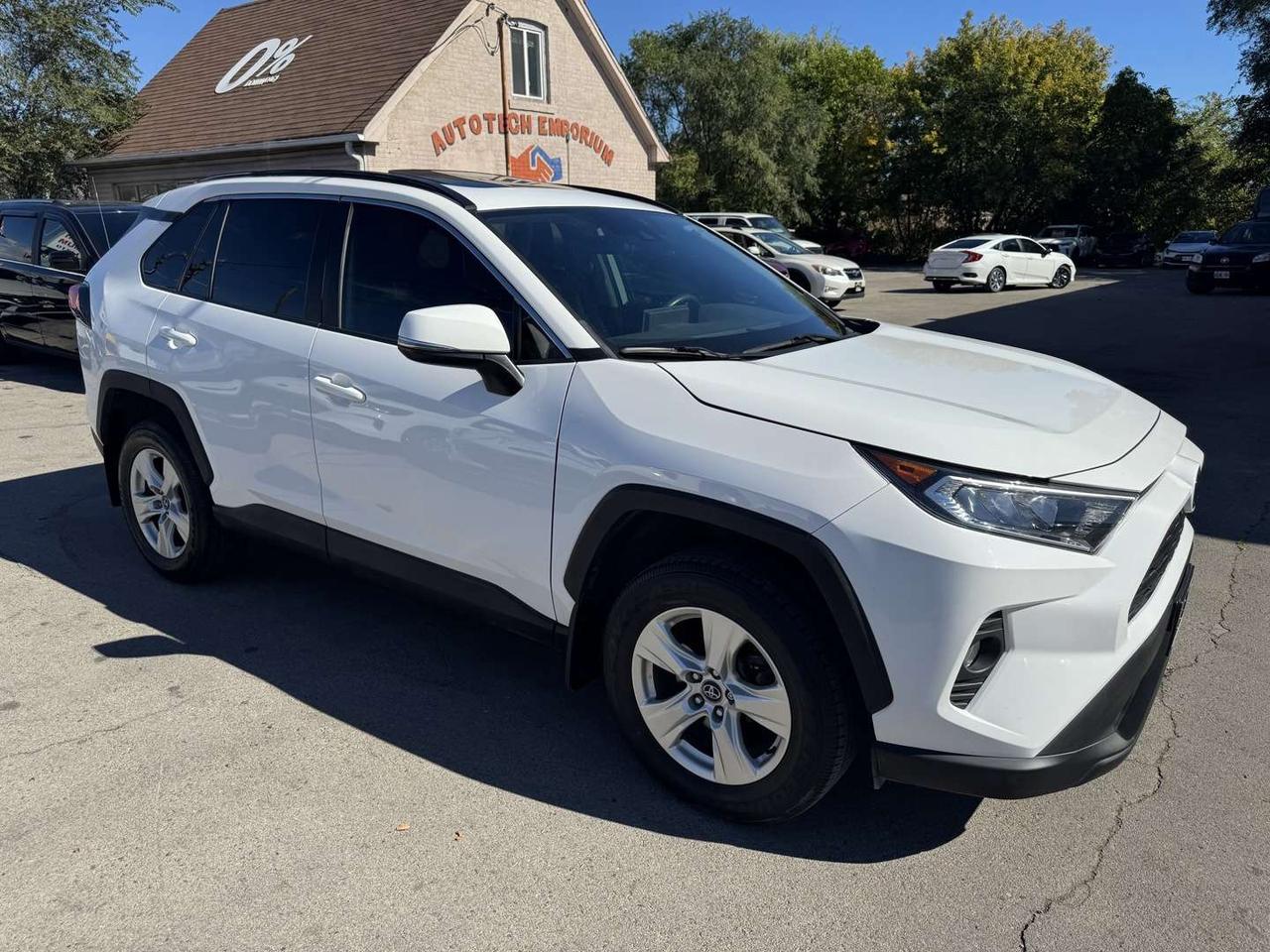 2020 Toyota RAV4 XLE Pearl White Sunroof   Push Start   Htd Steering Photo