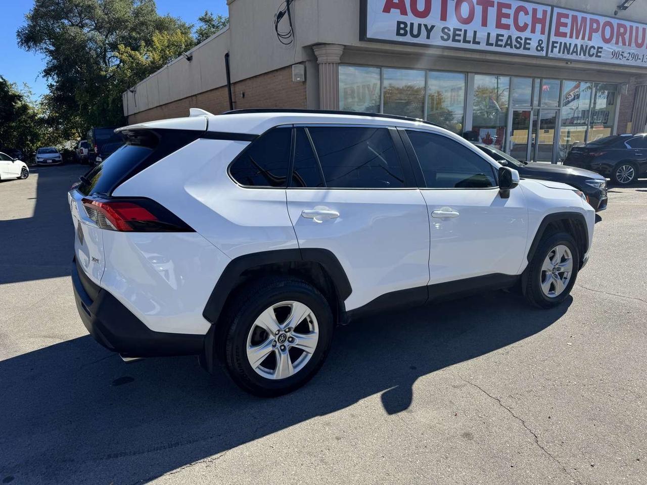 2020 Toyota RAV4 XLE Pearl White Sunroof   Push Start   Htd Steering Photo