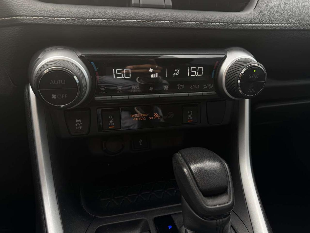 2020 Toyota RAV4 XLE Pearl White Sunroof   Push Start   Htd Steering Photo