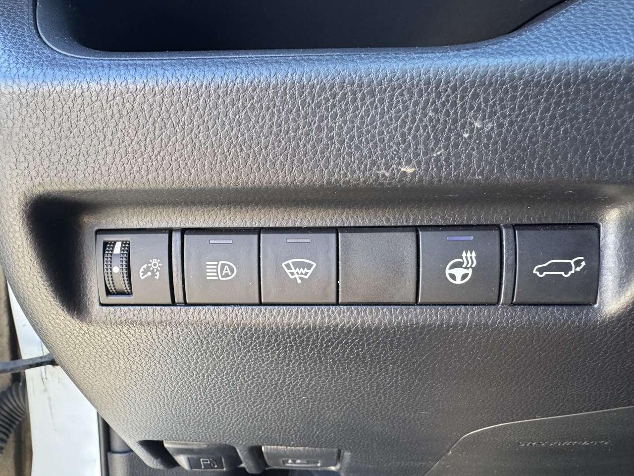 2020 Toyota RAV4 XLE Pearl White Sunroof   Push Start   Htd Steering Photo
